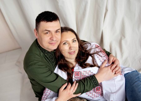 Téléchargez les photos : Vyshyvanka jour. famille en chemises brodées - en image libre de droit