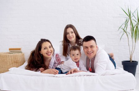 Téléchargez les photos : Famille heureuse en vêtements nationaux ukrainiens - en image libre de droit