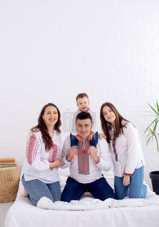Foto de Familia feliz en ropa nacional ucraniana - Imagen libre de derechos
