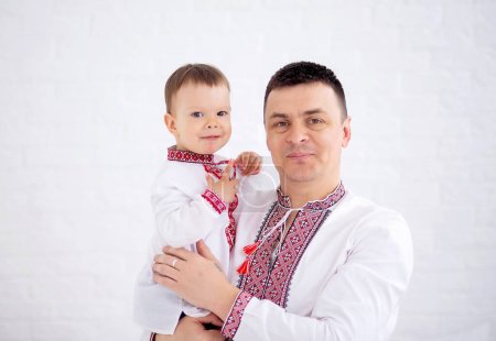 Téléchargez les photos : Père et fils en chemises brodées. Jour de l'indépendance de l'Ukraine - en image libre de droit