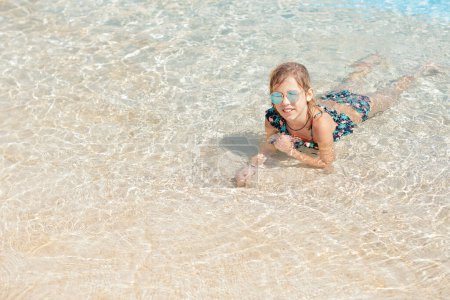Téléchargez les photos : Entre fille se détendre dans le parc aquatique - en image libre de droit
