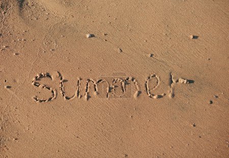 Téléchargez les photos : ÉTÉ écrit sur la plage de sable - en image libre de droit