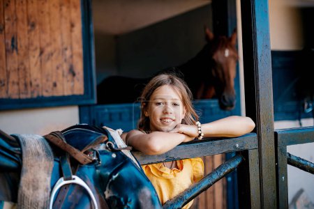 Foto de Establos con caballos en una granja - Imagen libre de derechos