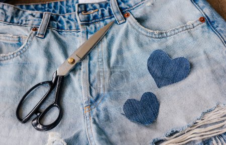 Konzept der Wiederverwendung alter Jeans und der Schonung natürlicher Ressourcen. Denim Upcycling Ideen