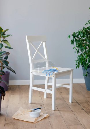Téléchargez les photos : Passe-temps ou activité de week-end, le processus de peinture et de restauration d'une chaise close-up. - en image libre de droit
