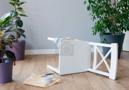 Foto de Actividad de hobby o fin de semana, el proceso de pintura y restauración de un primer plano silla. - Imagen libre de derechos
