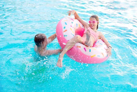 Téléchargez les photos : Enfants plongent dans la piscine et s'amusent - en image libre de droit