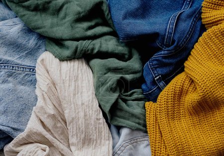 Second-Hand-Kleiderschrank-Idee. Kreisförmige Mode, umweltfreundliches nachhaltiges Einkaufen, florierendes Ladenkonzept