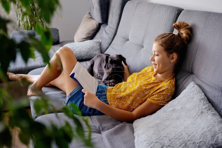 Foto de Detox digital y concepto de ocio. chica leyendo libro en casa - Imagen libre de derechos