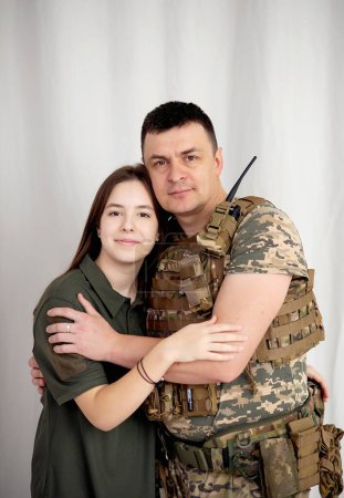 Téléchargez les photos : Soldat en uniforme militaire réuni avec sa famille - en image libre de droit