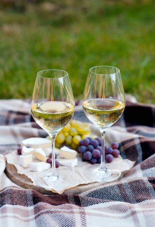 Foto de Picnic al aire libre con comida sabrosa y vino - Imagen libre de derechos