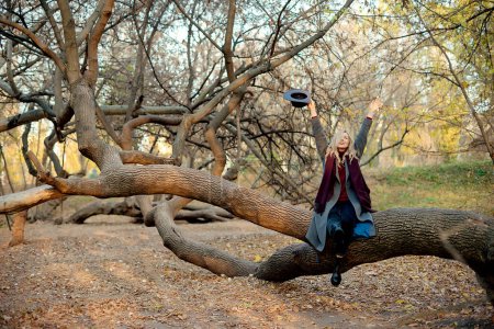 Téléchargez les photos : Belle femme heureuse se détendre dans le parc d'automne. Équilibre et harmonie avec la nature - en image libre de droit