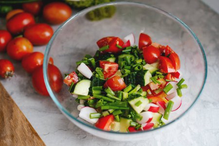 Téléchargez les photos : Cuisiner la salade de légumes. légumes et herbes. Régime alimentaire ou végétalien concept alimentaire. Ingrédients de salade sur une planche à découper - en image libre de droit