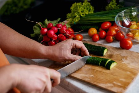 Foto de Cocinar ensalada de verduras. verduras y hierbas. Concepto de dieta o comida vegana. Ingredientes de ensalada en una tabla de cortar - Imagen libre de derechos