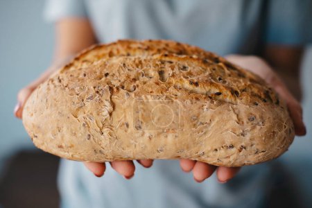 Téléchargez les photos : Mains avec pain de seigle frais cuit au four pain de blé - en image libre de droit