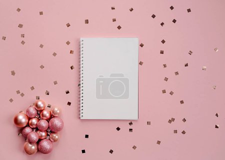 Téléchargez les photos : Bonne année et Noël concept de vacances 2024 avec carnet vide et stylo sur fond rose - en image libre de droit