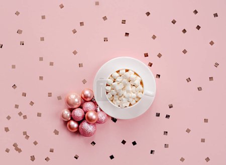 Foto de Conjunto plano de fondo rosa con planificador, taza de café, decoración navideña y papelería. - Imagen libre de derechos