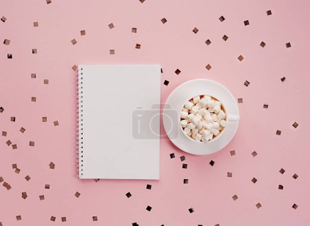 Foto de Conjunto plano de fondo rosa con planificador, taza de café, decoración navideña y papelería. - Imagen libre de derechos