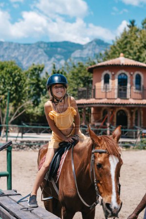 Téléchargez les photos : Processus de formation. Jeune adolescente équitation baie cheval. - en image libre de droit