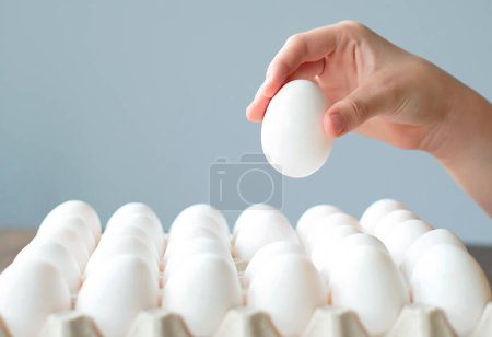 Foto de Caja con huevos blancos. Semana Santa - Imagen libre de derechos