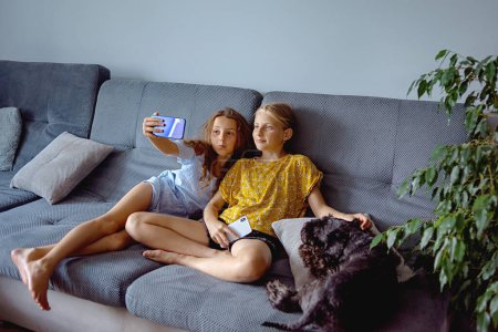 Téléchargez les photos : Filles prendre selfies à la maison - en image libre de droit
