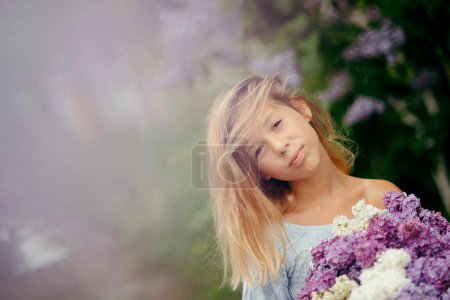 Téléchargez les photos : Belle jeune fille avec un bouquet de lilas, une fille en lilas, lilas au printemps. - en image libre de droit