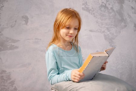 Foto de Detox digital y concepto de ocio. chica leyendo libro en casa - Imagen libre de derechos