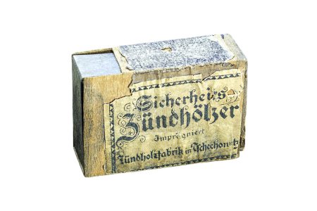 Foto de Antigua caja de fósforos alemana, alrededor de 1942, Checoslovaquia, Polonia. Aislado sobre fondo blanco. - Imagen libre de derechos
