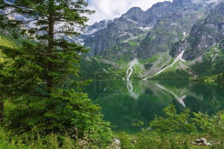 Foto de Lago Morskie Oko, Montañas Tatra, Zakopane, Polonia. La belleza de la naturaleza - Imagen libre de derechos