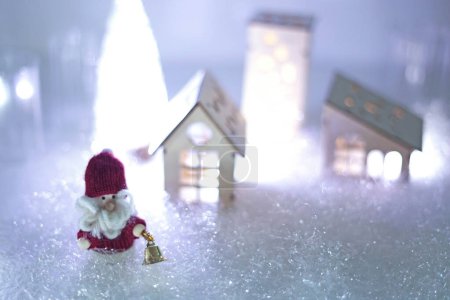Téléchargez les photos : Ville de Noël la nuit Père Noël et lumières - en image libre de droit