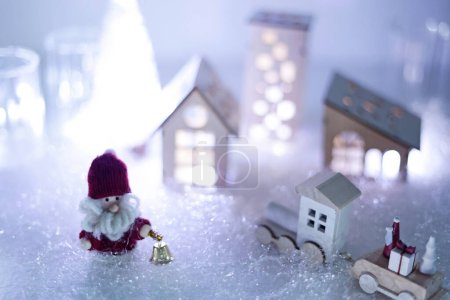 Téléchargez les photos : Ville de Noël la nuit Père Noël, train et arbre, train et arbre - en image libre de droit