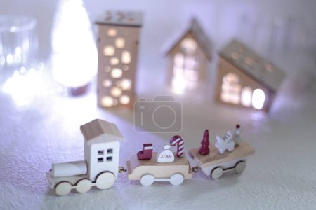 Téléchargez les photos : Ville de Noël la nuit, arbre, maison et train - en image libre de droit