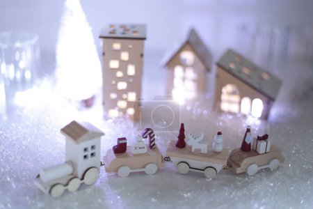 Téléchargez les photos : Ville de Noël la nuit, arbre, maison et train - en image libre de droit