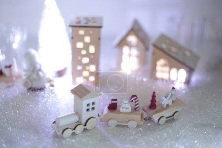 Téléchargez les photos : Ville de Noël la nuit Père Noël, train et arbre, train et arbre - en image libre de droit