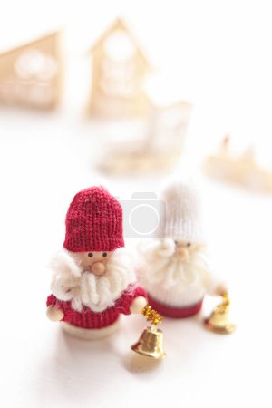 Téléchargez les photos : Père Noël poupées et maisons de jouets et de train - en image libre de droit