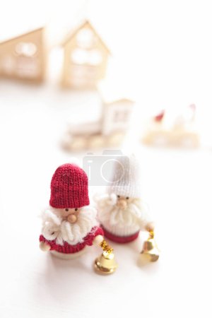 Téléchargez les photos : Père Noël poupées et maisons de jouets et de train - en image libre de droit