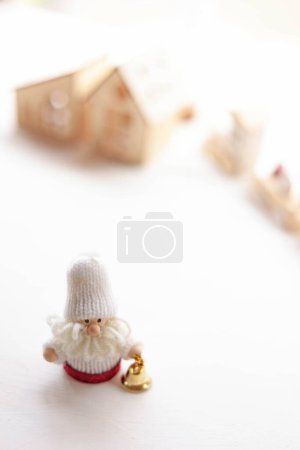 Téléchargez les photos : Santa Claus maisons de poupées et jouets et train - en image libre de droit