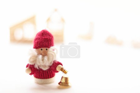 Téléchargez les photos : Santa Claus maisons de poupées et jouets et train - en image libre de droit