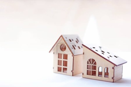 Téléchargez les photos : Deux belles maisons miniatures en bois côte à côte - en image libre de droit