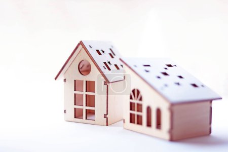 Téléchargez les photos : Deux belles maisons miniatures en bois côte à côte - en image libre de droit