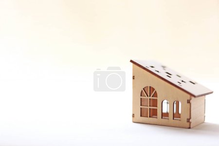 Téléchargez les photos : Jolie maison miniature en bois - en image libre de droit