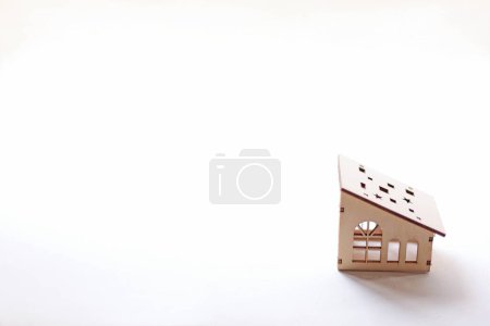 Téléchargez les photos : Jolie maison miniature en bois - en image libre de droit