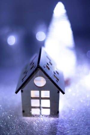 Téléchargez les photos : Arbre de Noël et maison de jouets éclairée - en image libre de droit