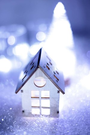 Téléchargez les photos : Arbre de Noël et maison de jouets éclairée - en image libre de droit