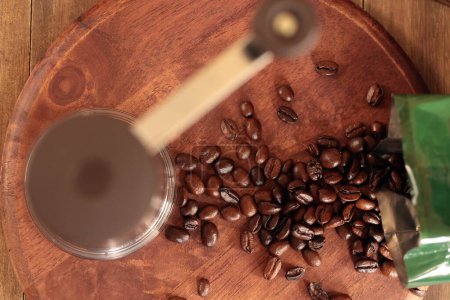 Téléchargez les photos : Moulin à café et grains de café - en image libre de droit