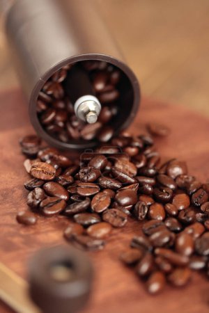 Kaffeebohnen quellen aus der Kaffeemühle