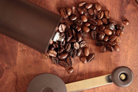 Téléchargez les photos : Moulin à café et grains de café - en image libre de droit