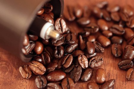 Kaffeebohnen quellen aus der Kaffeemühle