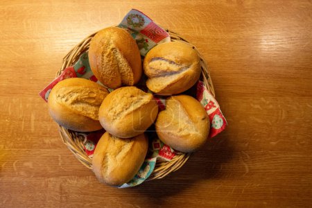 Des petits pains de blé dans le panier sur la table en bois. Photo de haute qualité