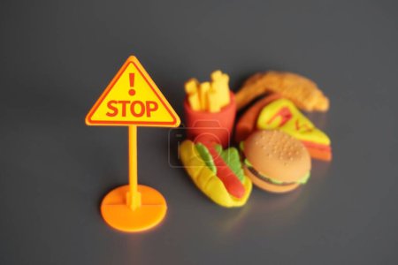 Foto de Imagen de primer plano del letrero STOP y la comida chatarra. Deje de comer concepto de alimentos poco saludables. - Imagen libre de derechos